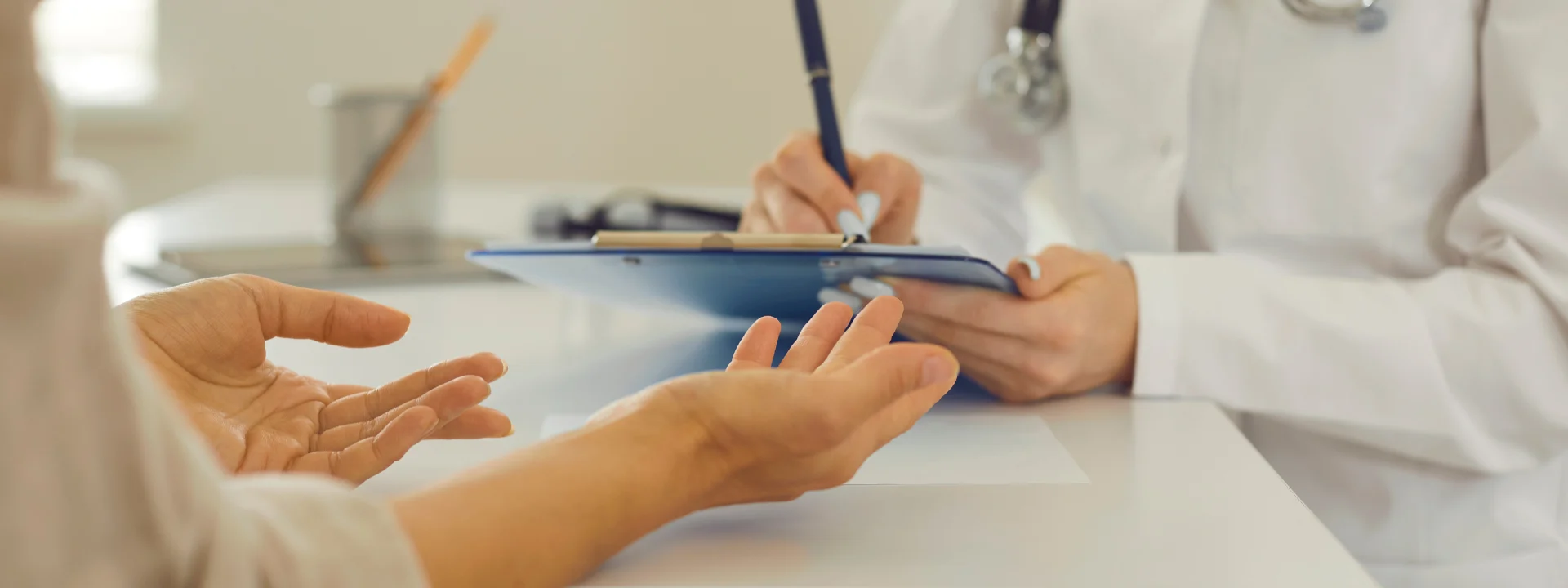 Paciente hablando con una médica en consulta, seguro de salud de Adeslas