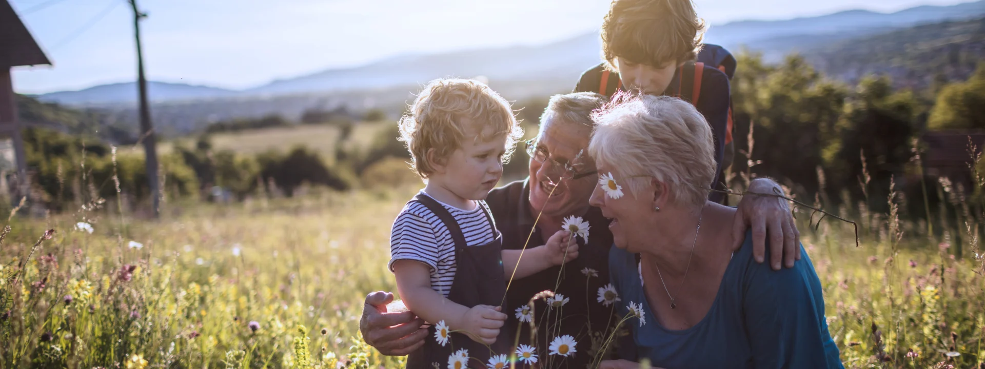 Abuelos con sus nietos en un prado, seguro de decesos
