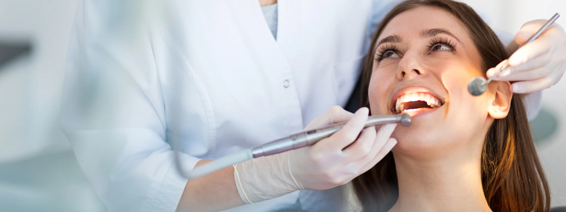Mujer sonriendo en una revisión en el dentista, seguro dental