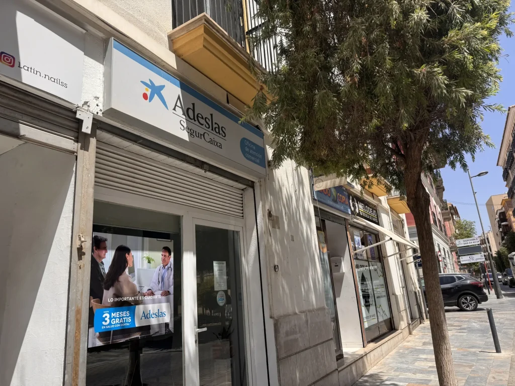 Fachada de la oficina de Adeslas en Lorca, en C/ Lope Gisbert 9