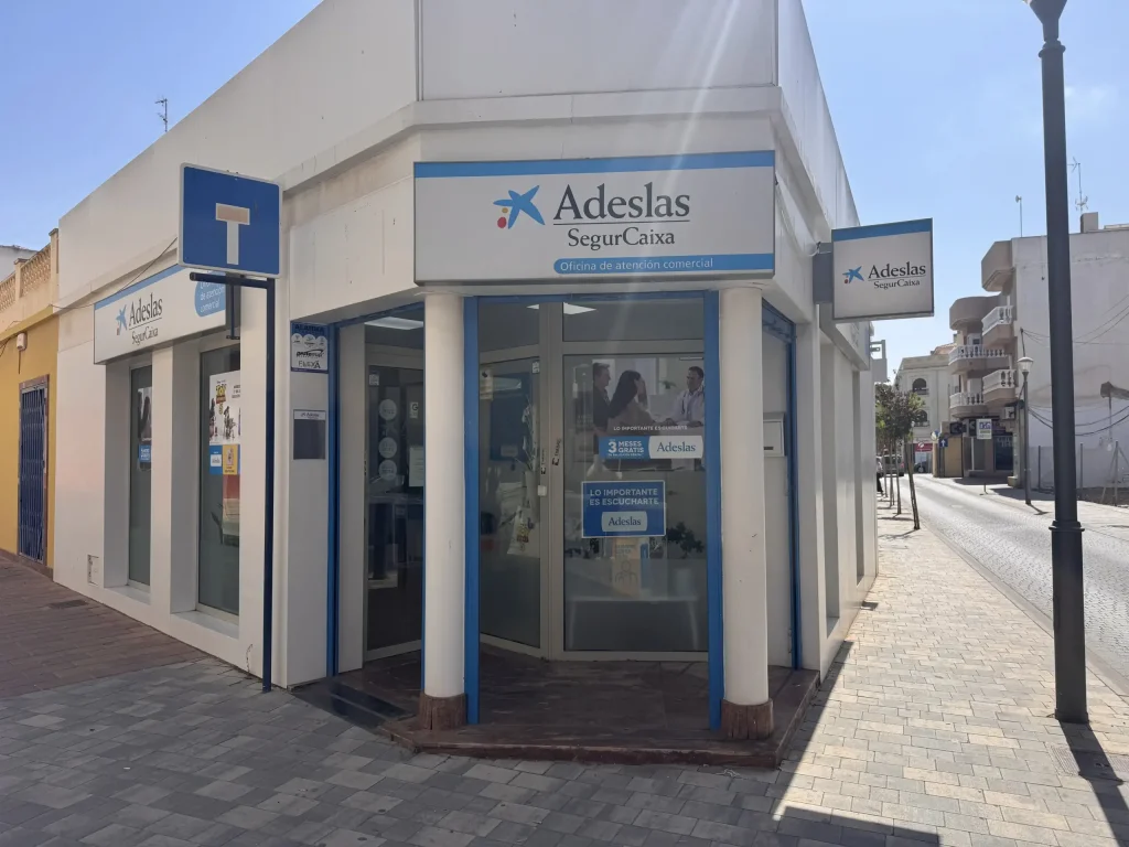 Oficina de Adeslas en San Javier, C/ Calderón de la Barca 21, frente a las urgencias